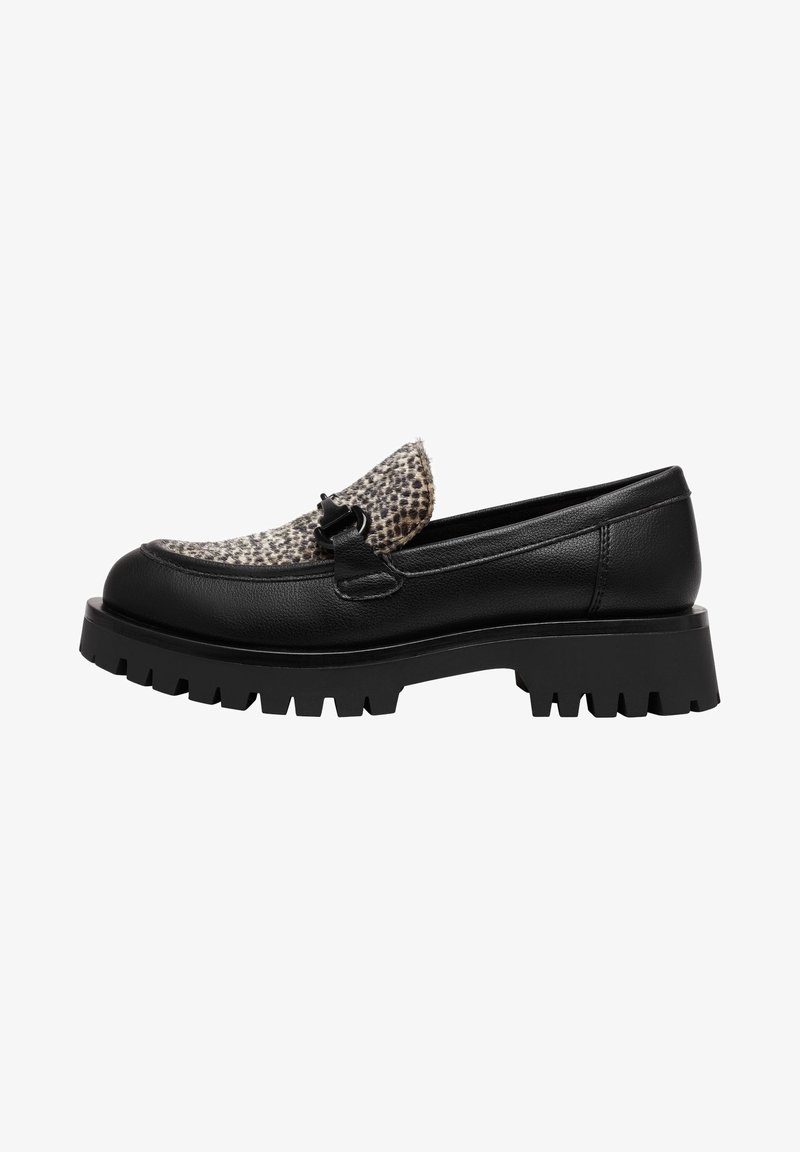 Mocassin en cuir noir avec une semelle en gomme épaisse, présentant un accent en fourrure à imprimé léopard et un matériel métallique décoratif à l'avant.