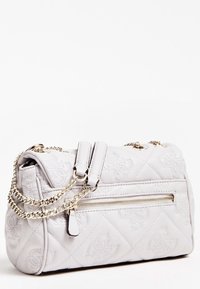 Vadderad ljusgrå handväska med ett dragkedjefack, kedjerem i guldton och präglat logomönster på konstläder.