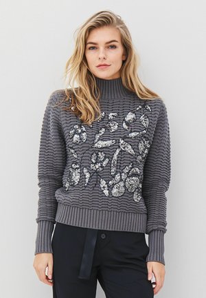 - Sweter