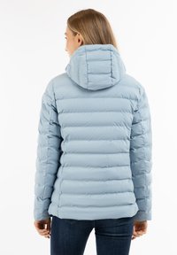 Giubbotto imbottito azzurro chiaro con un design a trapuntatura orizzontale, cappuccio e una texture liscia. Presenta polsini elasticizzati e una vestibilità aderente.