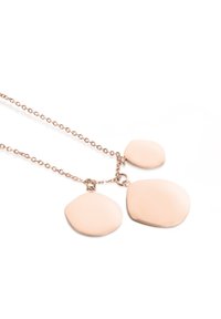 Rosen-guld halskæde med tre glatte, ujævnt formede cremependanter i forskellige størrelser på en fin kæde.