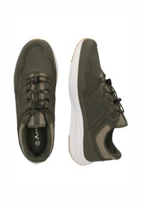 Olivgröna träningsskor med en blandning av släta och meshmaterial, rund tå, texturerade detaljer, elastiska snören och en vit gummisula.