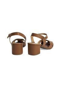 Braune Leder-Blockabsatzsandalen mit Kreuzriemen-Design und offener Zehenpartie. Strukturierte Oberfläche und Schnallen-Detail am Knöchel erhöhen die Ästhetik.