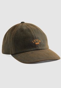 Gorra de béisbol de Levi's de denim marrón con visera curva y logo bordado en la parte frontal, sobre un fondo simple.
