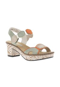 Sandales à plateforme multicolores avec un talon carré. Elles présentent un matériau en daim vert, beige et orange avec une semelle rayée blanche et marron.