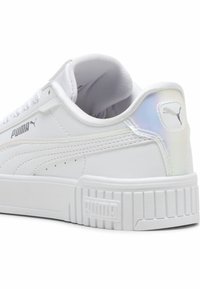 Sneaker bianco dal design elegante, realizzato in pelle texturizzata, con collo imbottito e accentuazione iridescente sul tallone. Presenta il logo e una suola a strisce.
