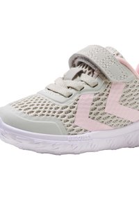 Chaussure de sport légère avec une tige en maille beige et des accents rose clair. Dotée d'une sangle à crochets et d'une semelle en caoutchouc blanche.