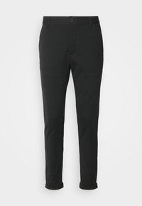 Pantalon noir à coupe slim, confectionné dans un tissu lisse. Il présente une fermeture à boutons, des passants pour ceinture et des revers pour un look moderne.