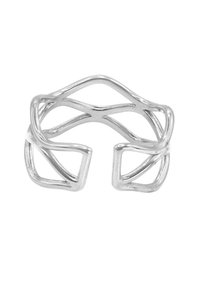 Anello in argento con design aperto caratterizzato da curve intersecate e estremità angolari, che combina superfici lisce e testurizzate.