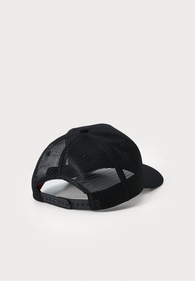 Casquette noire avec un front solide, un dos en maille et une sangle ajustable. Dispose d'une visière incurvée et de trous de ventilation le long des panneaux latéraux.