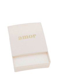 Vit rektangulär låda med en slät yta, prydd med ordet "amor" i guld, med gångjärnslock och en tom insida.