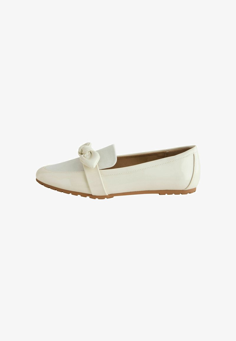 Mocassin plat blanc avec un embout arrondi, un nœud décoratif sur la sangle et une semelle en caoutchouc marron clair.