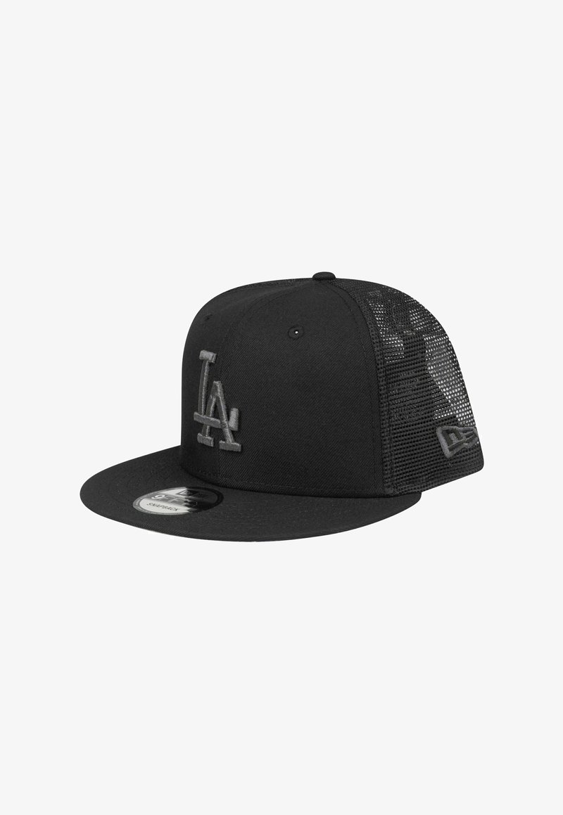 Schwarze Baseballkappe aus Mesh mit flachem Schirm, besticktem "LA"-Logo vorne und New Era-Logo auf dem seitlichen Panel.