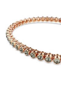 Bracciale in oro rosa con una serie di gemme rotonde di un verde chiaro, incastonate in un design elegante e intrecciato con una finitura lucida.