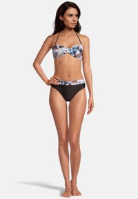 Bikini-Set mit einem bandeauförmigen Oberteil in floralen geometrischen Mustern mit einem Twist-Design in hellen Farben und einer einfarbigen, schwarzen hochgeschnittenen Bikinihose.