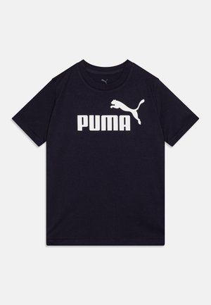 Tumši zils kokvilnas T-krekls ar lielu baltu "PUMA" logo un lecoša puma siluetu. Īsas piedurknes un apaļa kakla izgriezums.