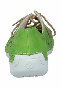 Scarpa in pelle verde con design a tagli, lacci color tabacco, suola bianca e cuciture a contrasto. Forma arrotondata con una finitura testurizzata.