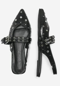 Bailarinas negras de punta afilada con talón abierto, que cuentan con tachuelas plateadas y acentos circulares. Fabricadas en cuero brillante con correas de doble hebilla.
