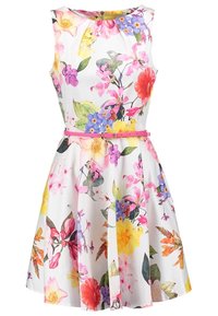 Robe florale avec un design sans manches, un corsage ajusté et une jupe évasée. Présente un imprimé floral coloré sur un tissu blanc et une ceinture rose en accent.