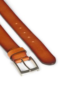 Cinturón de cuero marrón claro con una hebilla rectangular de plata, que cuenta con cinco agujeros para ajuste y una textura suave en toda su superficie.