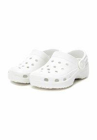 Zuecos blancos de plástico ligero, con tacón cerrado, diseño de punta abierta, múltiples agujeros de ventilación y correa texturizada.