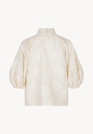 Bluzka w kolorze kremowym z delikatnym, kwiatowym wzorem żakardowym, z wysokim kołnierzem i rękawami o długości do łokcia, zakończonymi marszczonymi mankietami na gumce.