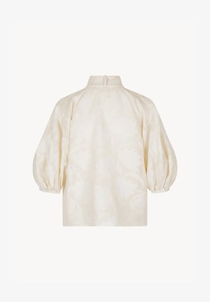 Crèmekleurige blouse met subtiel bloemmotief in jacquard, hoge halslijn en driekwart pofmouwen die bijeen worden gehouden door elastische manchetten.