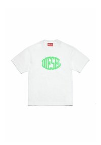 T-shirt bianco in cotone con un logo verde "DIESEL" in evidenza al centro. Maniche corte e design con colletto rotondo. Texture liscia.