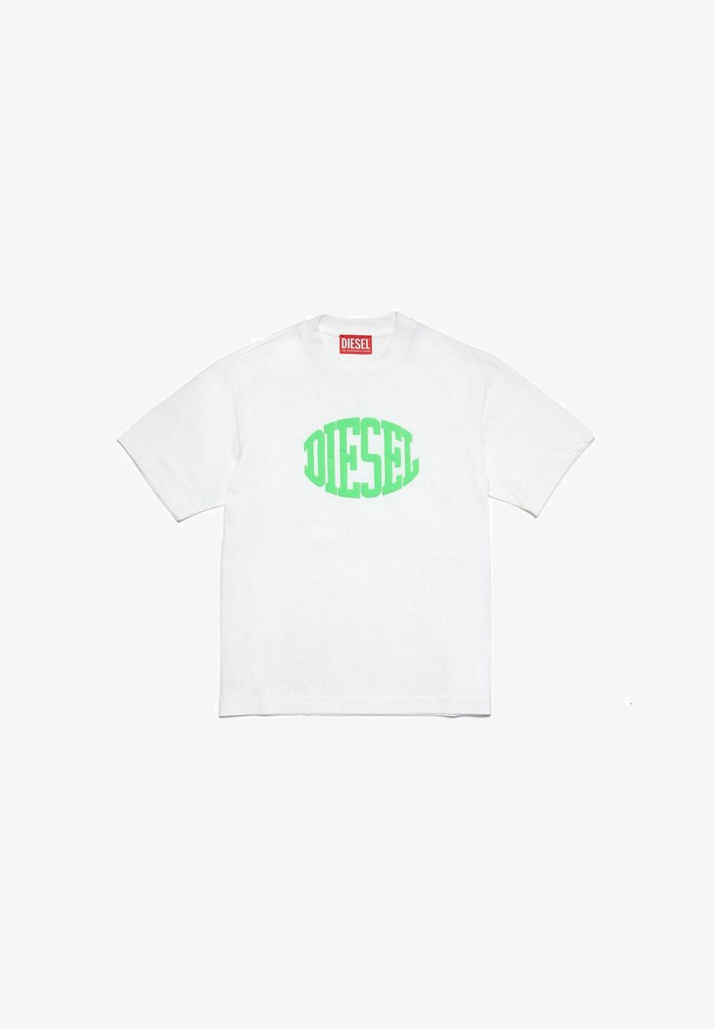 T-shirt bianco in cotone con un logo verde "DIESEL" in evidenza al centro. Maniche corte e design con colletto rotondo. Texture liscia.