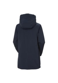 Chaqueta impermeable azul marino con capucha, con corte recto y textura suave. Sin cremalleras visibles ni acentos adicionales.