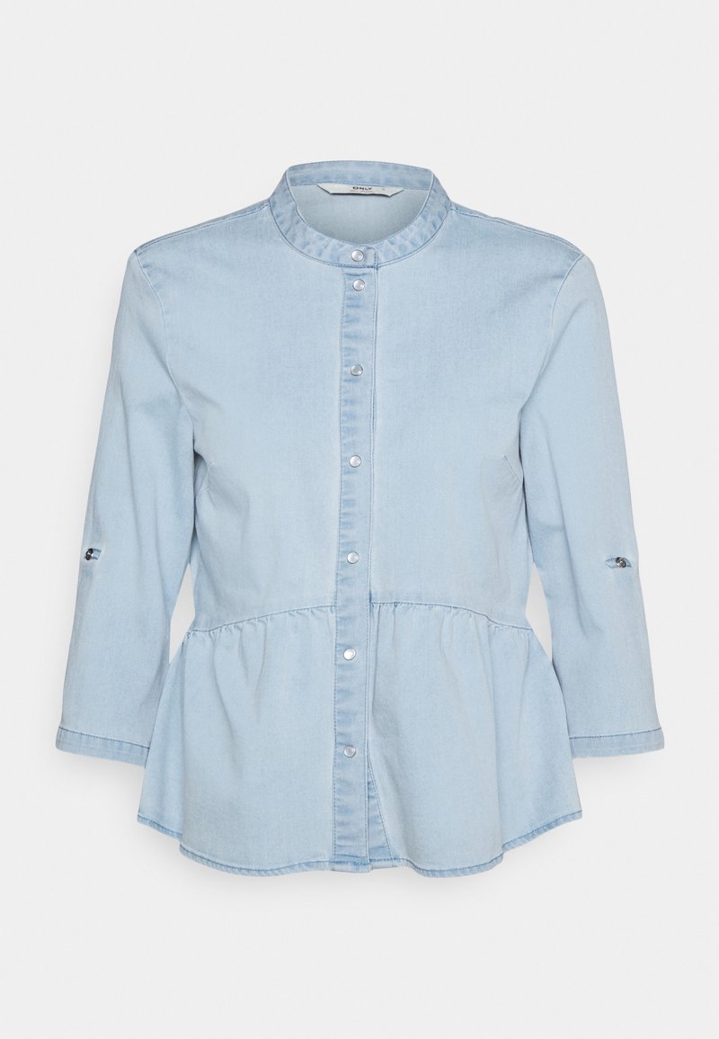 Chemise en denim bleu clair avec un col rond, boutonnage à l'avant, manches longues et taille peplum froncée. Présente des boutons argentés et des détails de manches à onglet déroulantes.