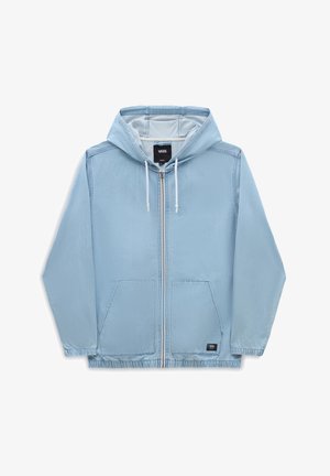 Lichtblauwe spijkerjas met een capuchon, ritssluiting, twee voorzakken en een elastische onderkant. Voorzien van witte trekkoorden en een binnenvoering.