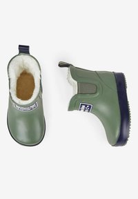 Stivali alla caviglia in gomma verde con fodera in pelliccia sintetica, pannelli laterali elasticizzati e suole in gomma nera. Presentano un patch con logo blu e bianco.
