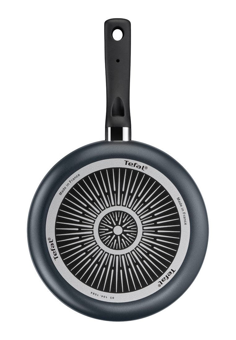 Tefal koekenpan met een zwarte anti-aanbaklaag, ronde vorm, zilveren onderkant met radiaal patroon en een zwarte, gestructureerde grip.