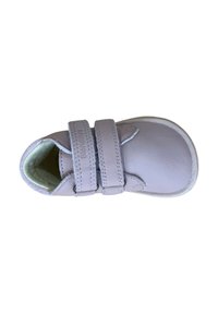Zapato de cuero morado claro con dos tiras de velcro, punta redondeada y suela de goma blanca. Forro interior suave en color verde menta.