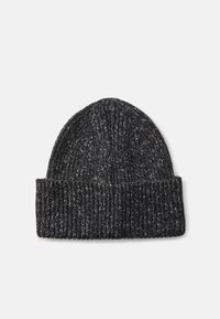 Gorro de malha em cinza escuro com textura canelada e dobra na bainha. O material parece suave e quente, apresentando variações sutis de cor.