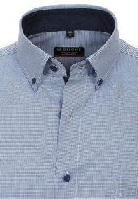 Blau-weiß kariertes Button-Up-Shirt mit moderner Passform, ausgestattet mit einem kontrastierenden marineblauen Kragen. Verfügt über zwei Knöpfe und eine kleine Tasche.