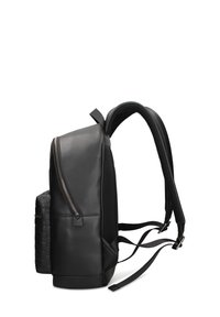 Zaino in pelle nera con design strutturato, texture liscia e tasca laterale con cerniera con dettagli del logo. Spallacci imbottiti in mesh per il comfort.