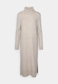 Abito maglione beige con colletto alto, maniche lunghe, spacchi laterali e dettagli a costine sul collo e sui polsini. Texture liscia.