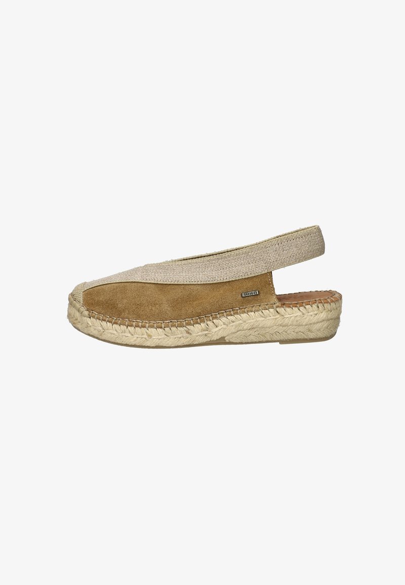 Tan suede espadrille met een beige elastische band en een geweven juten zool. Heeft een ronde neus en een instapdesign. Gevarieerd textuurmateriaal.