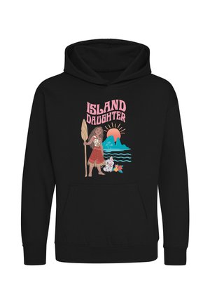 Sort hættetrøje med en grafik af en pige, der holder en pagaj, en gris med blomster, havbølger, et bjerg og teksten "Island Daughter" i pink.