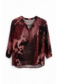 Langermet bluse i mørkerød og svart, med leopardmønster, knappestolpe og lomme detaljer. Lett og glatt materiale.