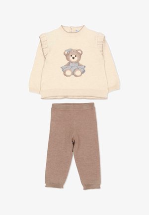 Pull bébé crème à manches longues avec épaules volantées et motif ours en peluche, associé à un pantalon en maille marron clair.