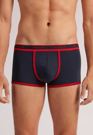 Dunkelblaue Boxershorts mit rotem elastischen Bund und Besatz, ausgestattet mit einem figurschmeichelnden Design und Kontrastnähten an den Seiten.