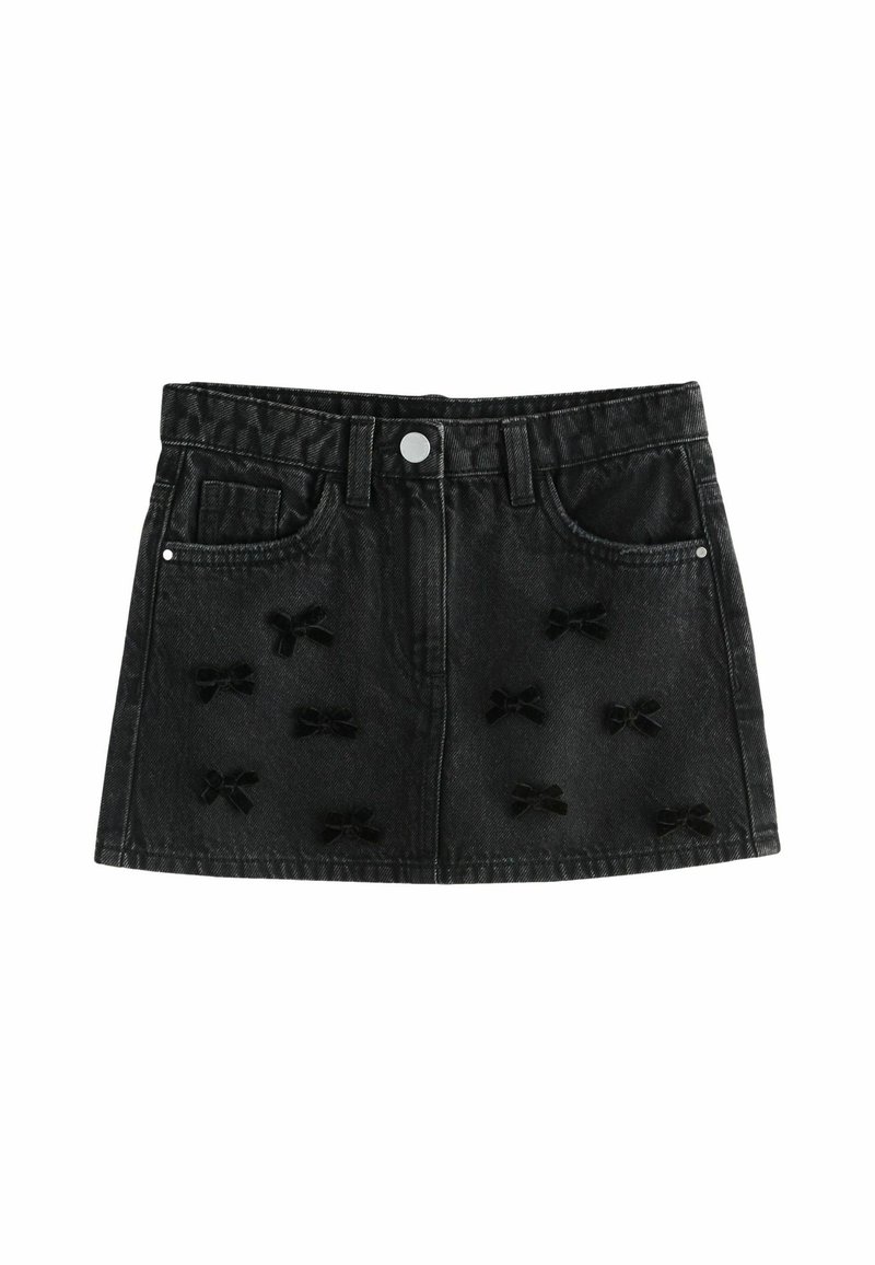 Sort denim nederdel med en tætsiddende silhuet, prydet med flere applikationer af sorte flødebånd og standard frontlommer. Sølvknap lukning.