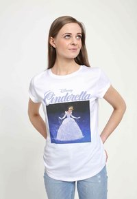 Hvid bomulds T-shirt med et grafisk motiv af Askepot på en blå baggrund. Teksten "Disney Askepot" over billedet i stiliseret skrifttype.
