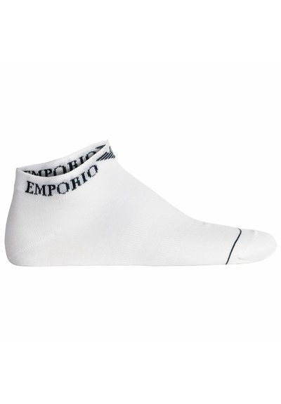 Calzino bianco alla caviglia realizzato in tessuto elasticizzato, con un polsino a strisce nere e il testo "EMPORIO". Texture liscia e design della punta arrotondata.