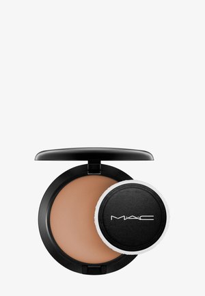 MAC bronzer in een ronde zwarte compact met een zachte, tankleurige poeder. Inclusief een ronde zwarte applicator met een witte rand.