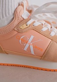 Calvin Klein Jeans RUNNER - Tenisky - apricot ice/bright white