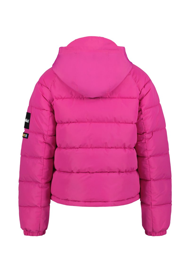 Giacca a vento fucsia con cappuccio, caratterizzata da sezioni trapuntate, polsini elastici e branding nero sulla manica sinistra. Texture liscia e lucida.